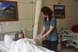 GÜMÜŞHANE (AA) – Gümüşhane'de 54 yaşındaki hastanın karnındaki yaklaşık 4