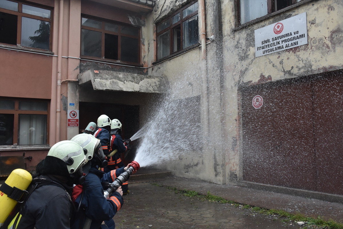 Gümüşhane'de sivil savunma ve itfaiyecilik öğrencileri tatbikatlarla mesleğe hazırlanıyor