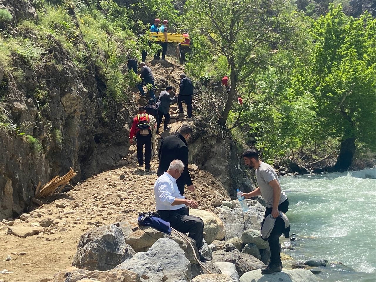 Hakkari'de derede kaybolan genci arama çalışmaları sürüyor
