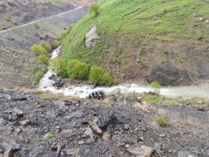 HAKKARİ (AA) – Hakkari'nin Yüksekova ilçesinde yol şantiyesinde çalışan işçileri