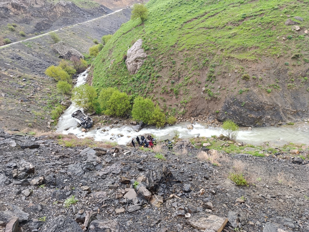 Hakkari'de minibüsün devrilmesi sonucu 2 kişi öldü, 3 kişi yaralandı
