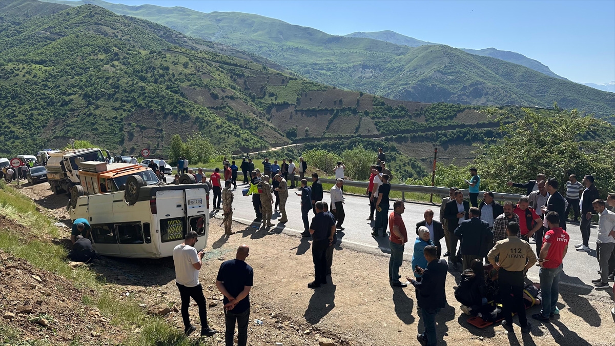 Hakkari'de öğrenci servisinin devrilmesi sonucu 14 kişi yaralandı