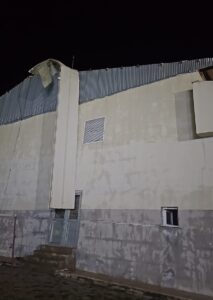 HAKKARİ (AA) – Hakkari'nin Derecik ve Şemdinli ilçesinde şiddetli rüzgar