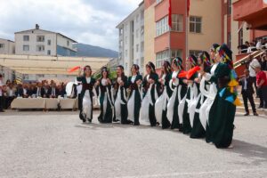 HAKKARİ (AA) – Hakkari'de dağlarda yetişen otlarla hazırlanan yemeklerin sergilendiği