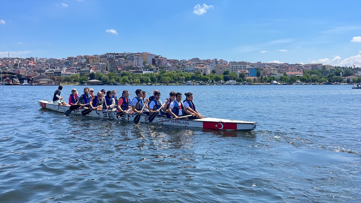 Haliç'te İstanbul'un fethinin 572. yıl dönümünde “Zincire Rağmen” etkinliği