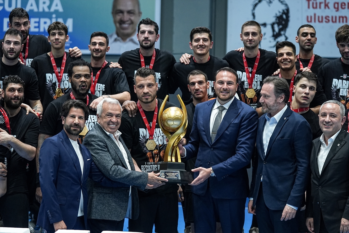 Hentbol Erkekler Süper Lig play-off final serisi üçüncü maçında Nilüfer Belediyespor'u 36-31 yenerek durumu 3-0'a getiren Beşiktaş, şampiyon oldu