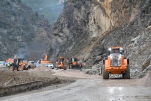GÜMÜŞHANE (AA) – Heyelan nedeniyle çift yönlü ulaşıma kapanan Gümüşhane-Giresun