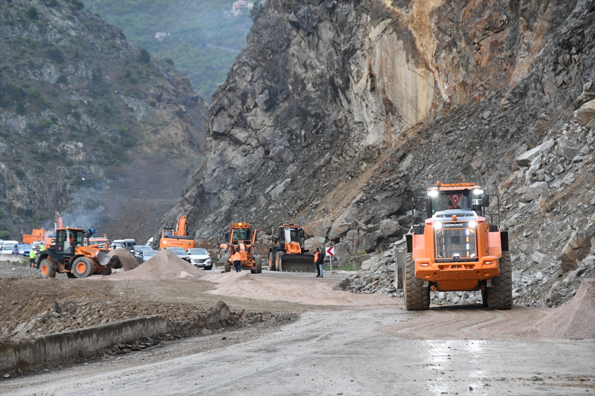 Heyelan nedeniyle kapanan Gümüşhane-Giresun kara yolu ulaşıma açıldı