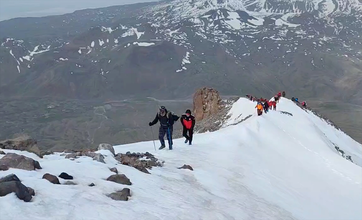 Iğdır'da dağcılar 19 Mayıs'ı Küçük Ağrı Dağı'nın zirvesinde kutladı
