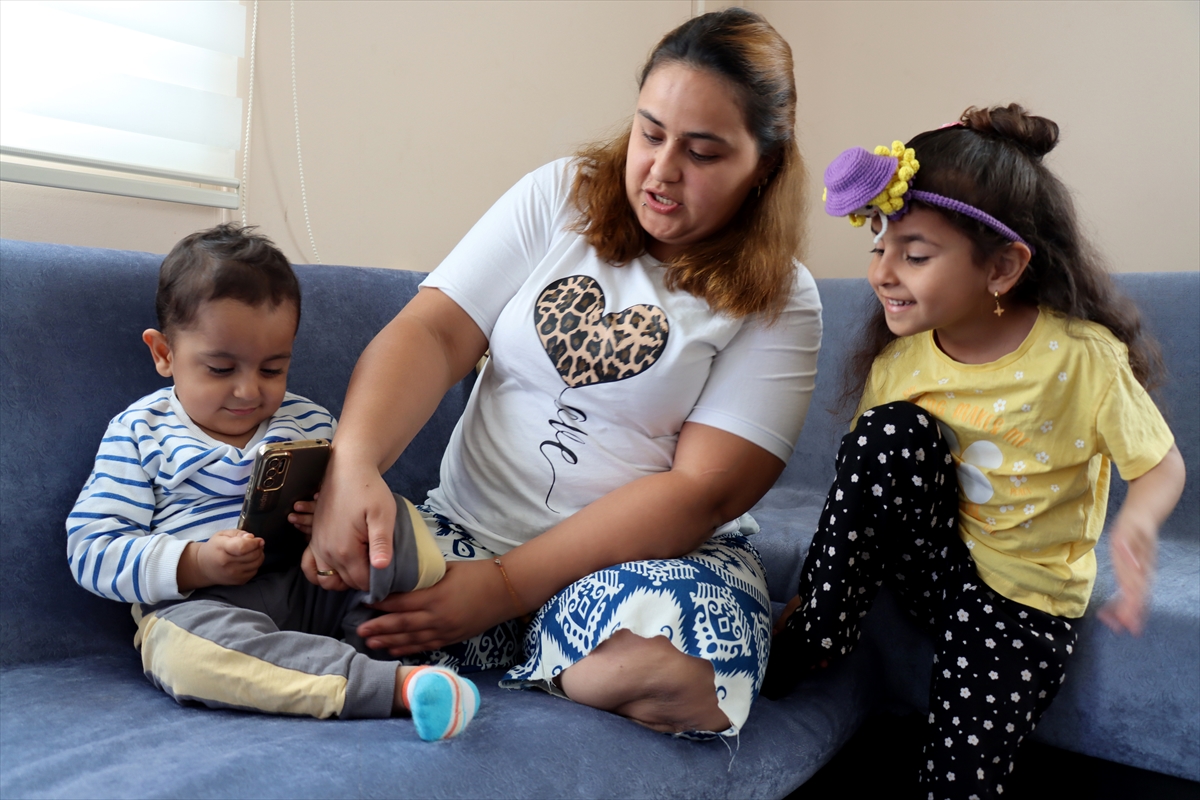 İki bacağı ampute edilen depremzede anne, biri engelli 2 evladıyla yaşama tutunuyor