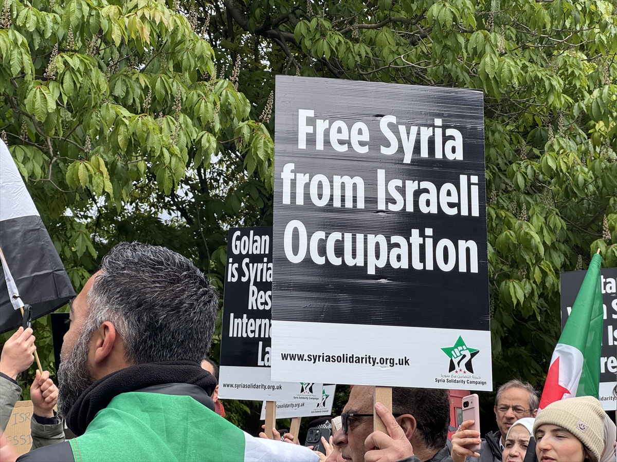 İsrail'in, Suriye'ye yönelik saldırıları Londra'daki elçilik binası önünde protesto edildi