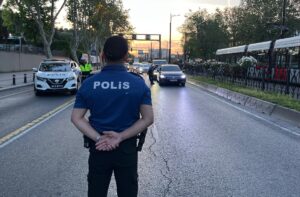 İSTANBUL (AA) – İstanbul'da polis ekipleri, kent genelinde helikopter destekli