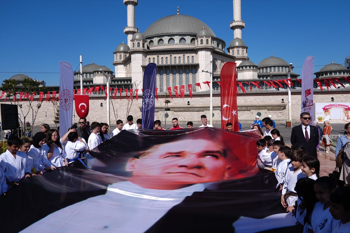 İstanbul'da 19 Mayıs Atatürk'ü Anma, Gençlik ve Spor Bayramı kutlanıyor
