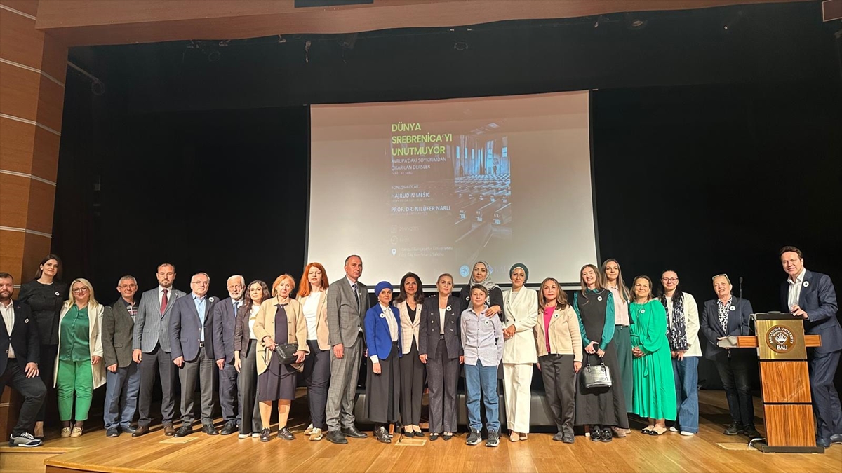 İstanbul'da “Dünya Srebrenitsa'yı Unutmuyor” konulu panel ve sergi düzenlendi