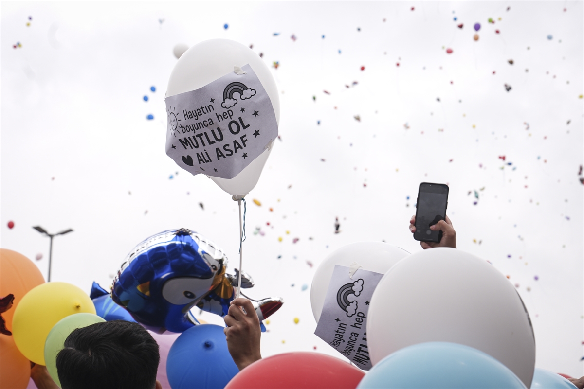 İstanbul'da kanseri yenen çocuk için gökyüzüne balonlar bırakıldı