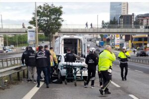 İSTANBUL (AA) – İstanbul'da otomobilin otobüse ve refüje çarpması sonucu