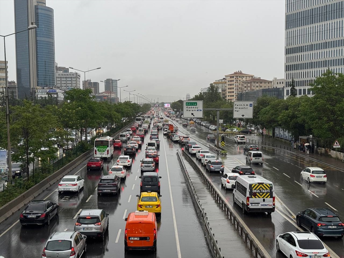İstanbul'da yağışın da etkisiyle trafik yoğunluğu yüzde 81'e ulaştı