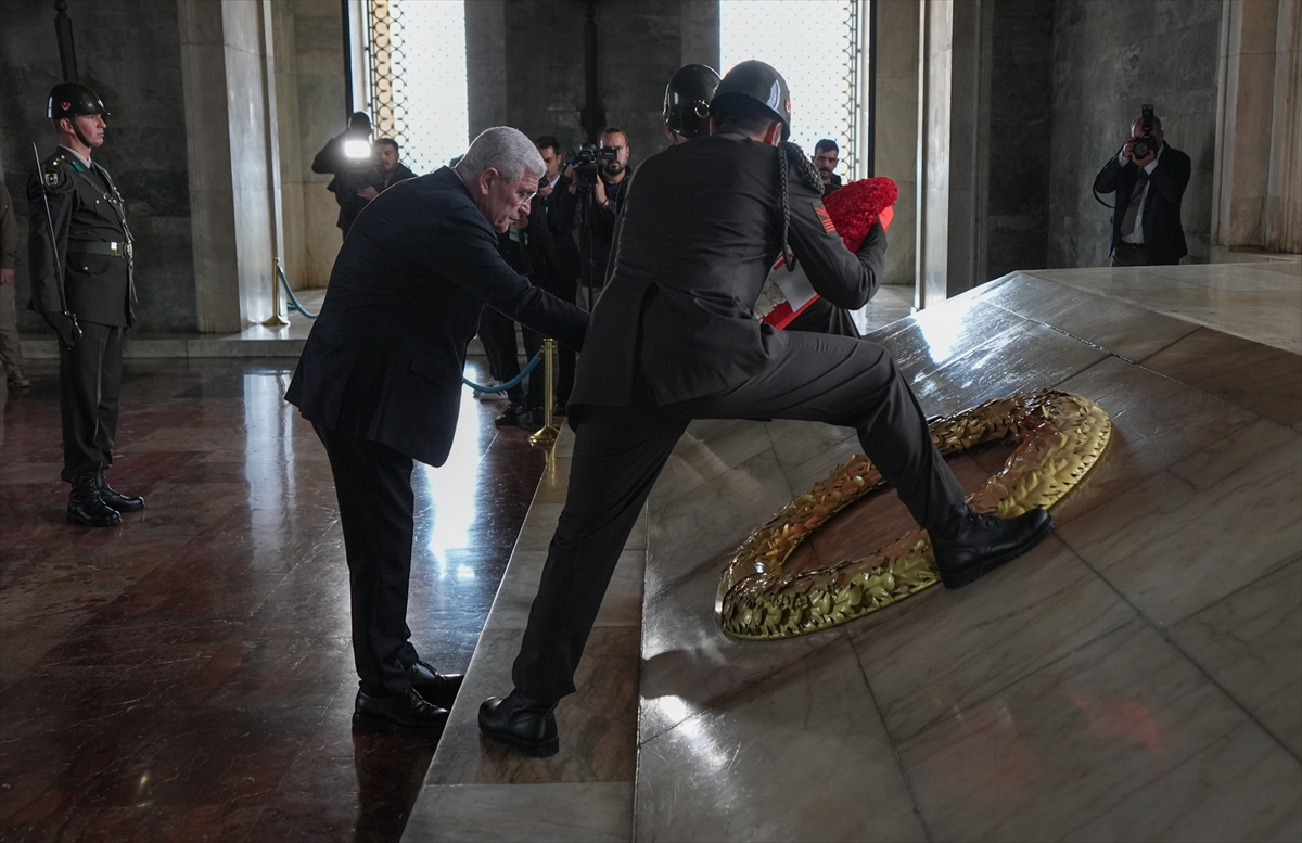 İYİ Parti Genel Başkanı Dervişoğlu, gençlerle Anıtkabir'i ziyaret etti