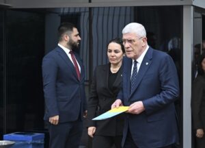 - "Bu saygısızlığı ve sorumlularını kınıyorum. Böyle bir işe alet