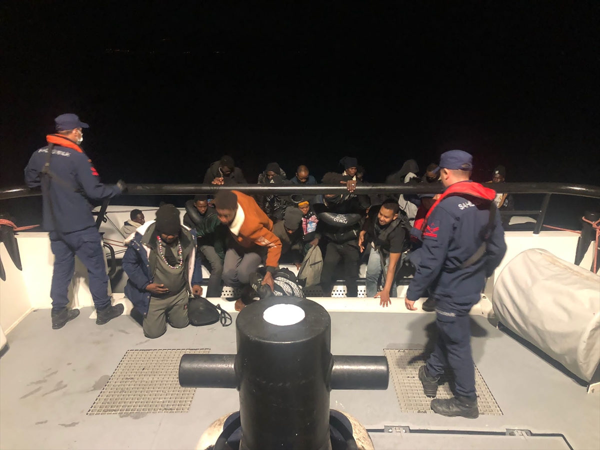 İzmir açıklarında 28 düzensiz göçmen yakalandı