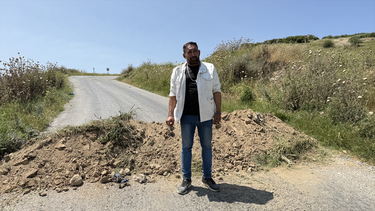 İzmir'de bir kişi arazisinden izinsiz geçirildiğini iddia ettiği yolu trafiğe kapattı