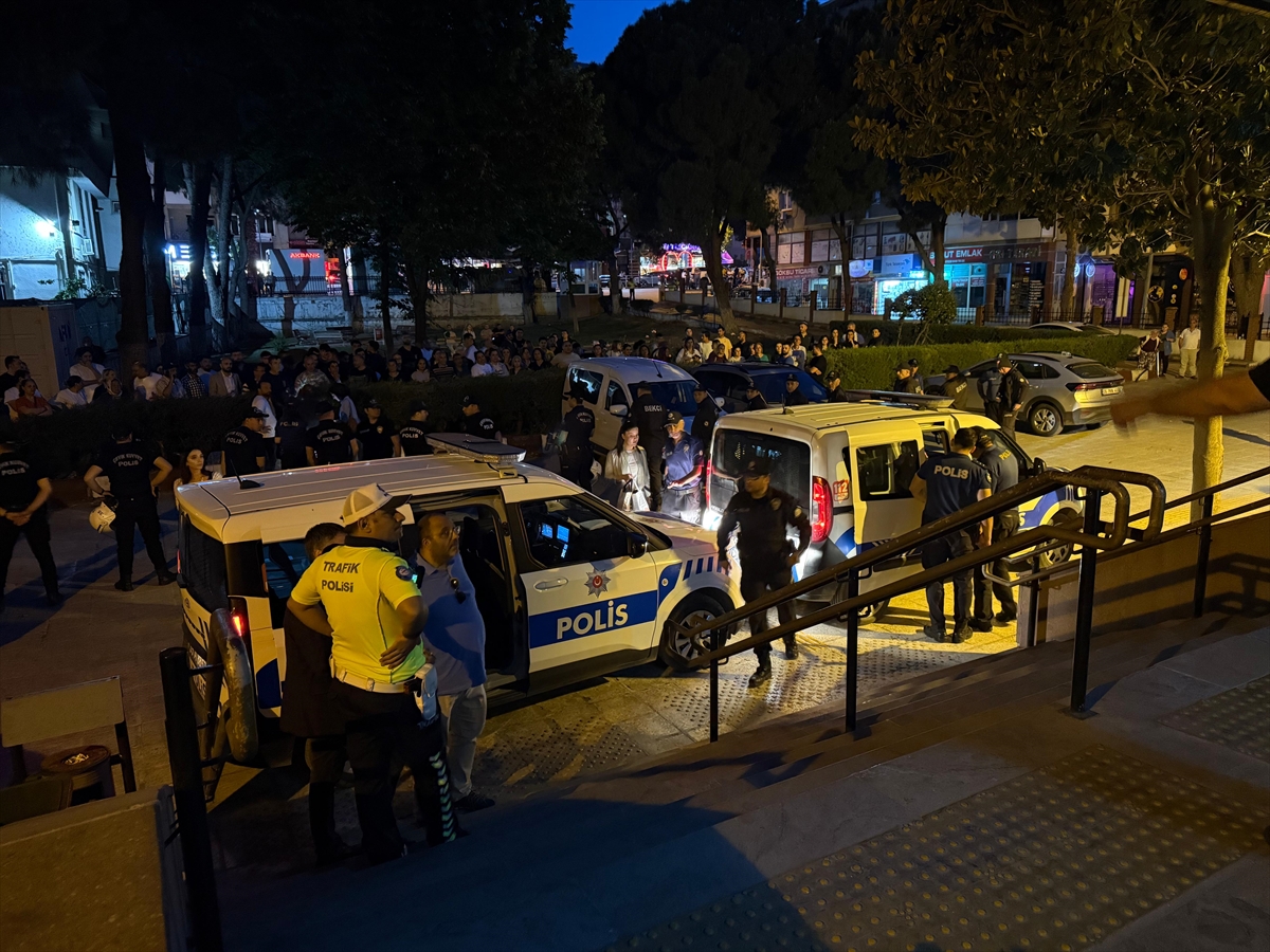İzmir'de CHP Kemalpaşa Gençlik Kolları Başkanı ve 3 kişi, “Cumhurbaşkanına hakaret”ten tutuklandı