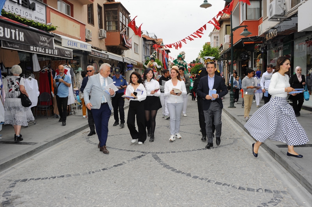 İzmir'de “Kitap Takas Şenliği” renkli görüntülere sahne oldu