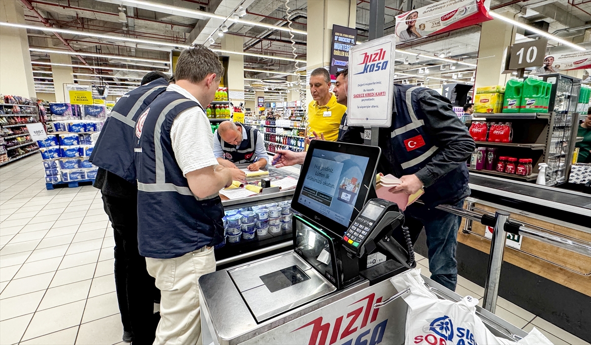 İzmir'de Kurban Bayramı öncesi marketlerde fiyat ve etiket denetimi yapıldı