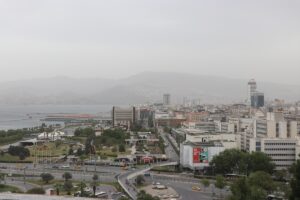 İZMİR (AA) – İzmir'de toz taşınımı hayatı olumsuz etkiledi. Toz