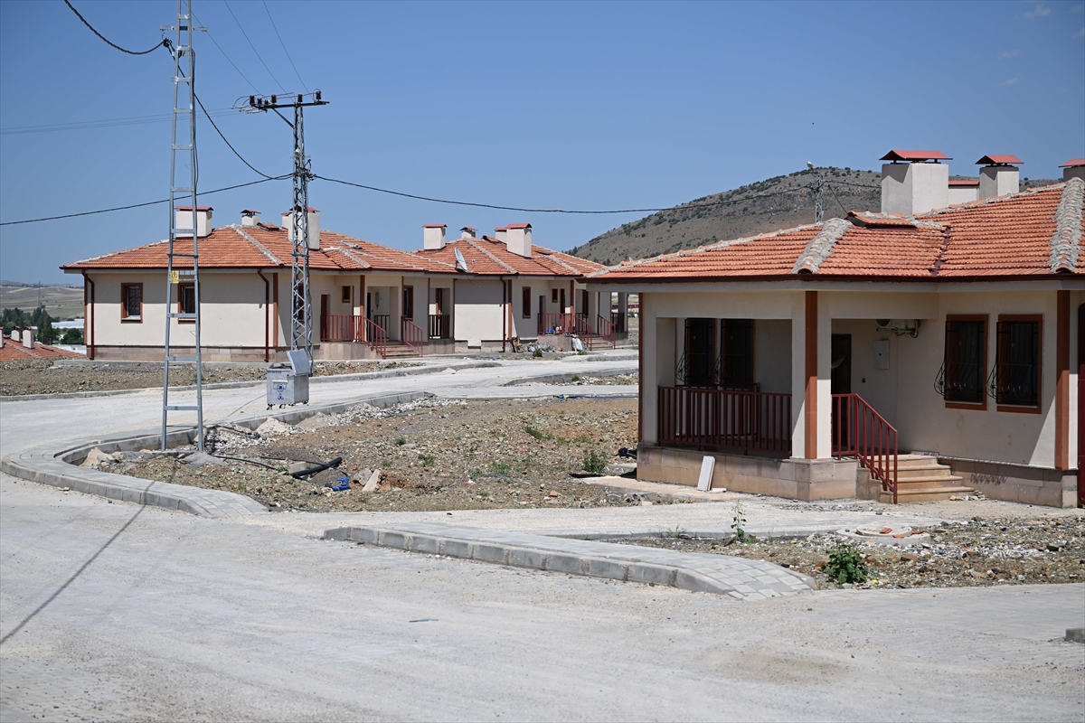 Kahramanmaraş'ta 3 binden fazla köy tipi afet evinin anahtarı AFAD'a teslim edildi