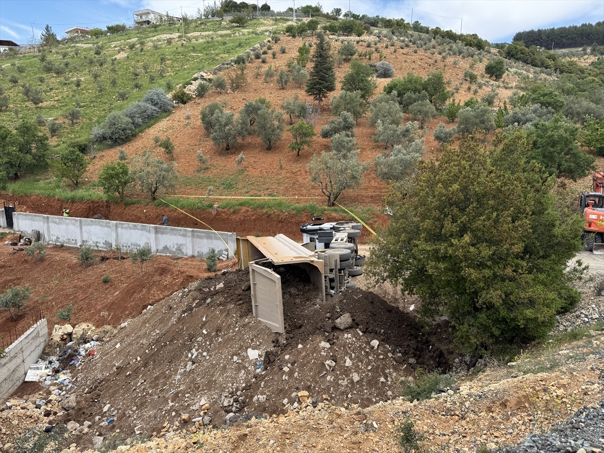 Kahramanmaraş'ta devrilen kamyonun sürücüsü öldü