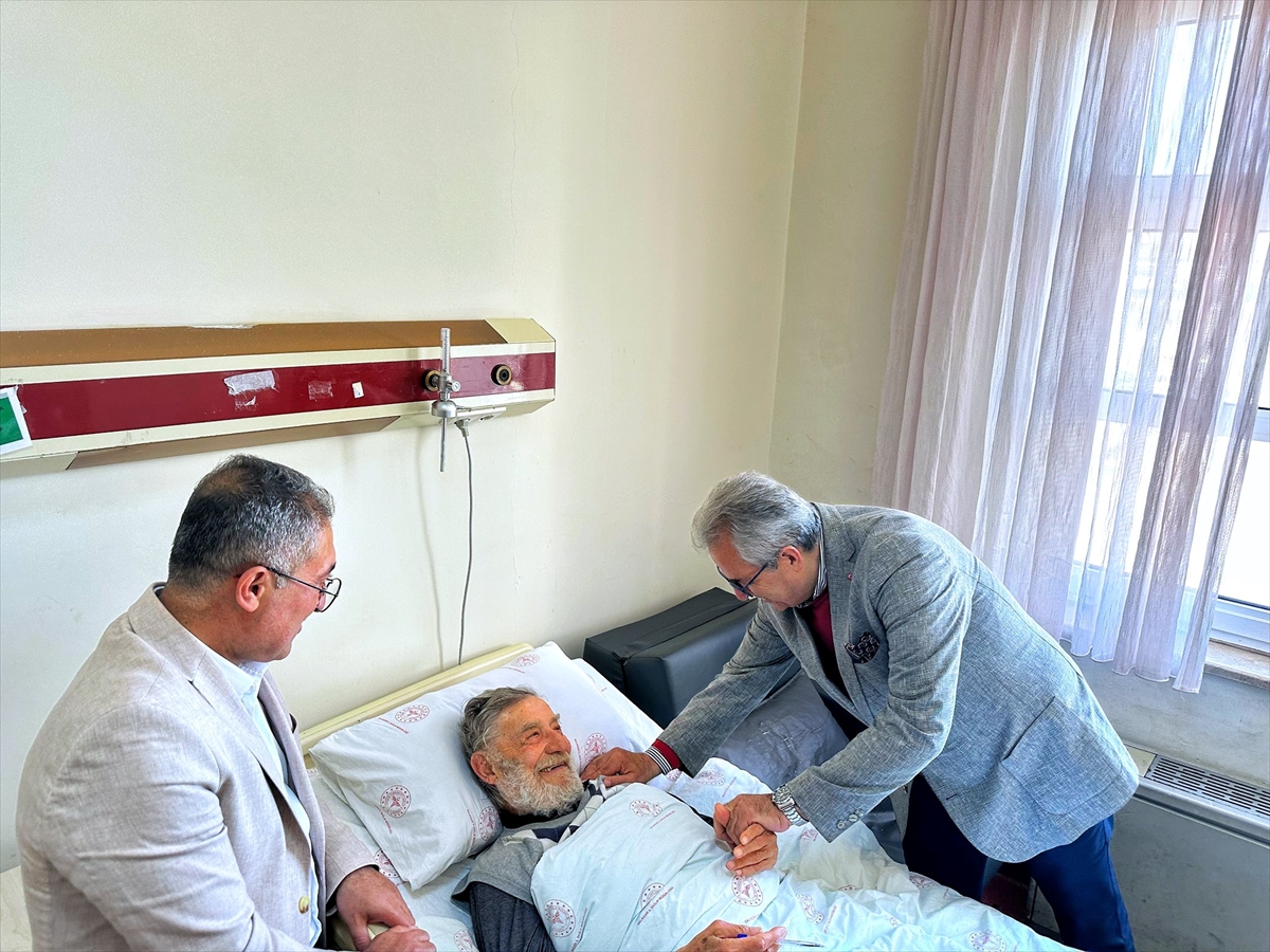 Kaldırımdan inerken düşen usta oyuncu Ahmet Mekin, hastaneye kaldırıldı