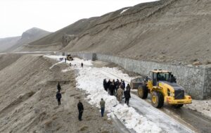 BİTLİS (AA) – Bitlis'in Tatvan ilçesinde karla mücadele ekipleri, kışın