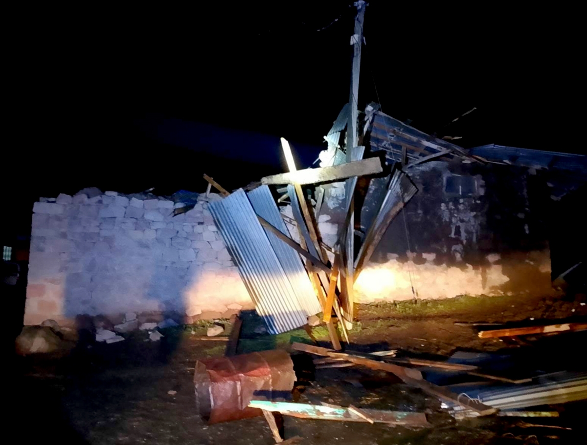 Kars'ta fırtına ve hortum nedeniyle 12 ev ile eklentilerinin çatısı uçtu