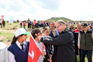 KARS (AA) – Kars Valiliğinin "Her İlçeye Örnek Meyve Bahçesi