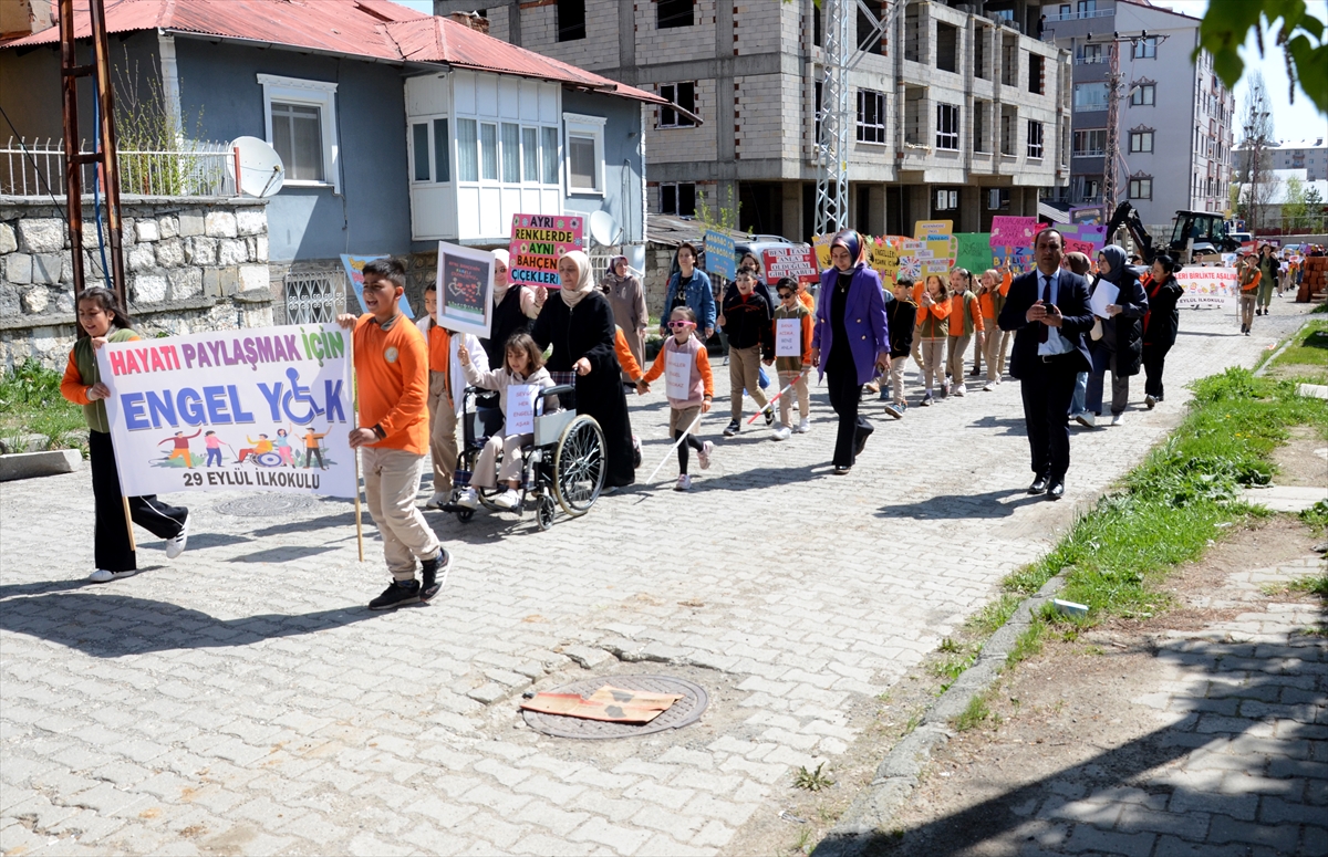Kars'ta ilkokul öğrencileri engellilere dikkati çekmek için yürüyüş yaptı