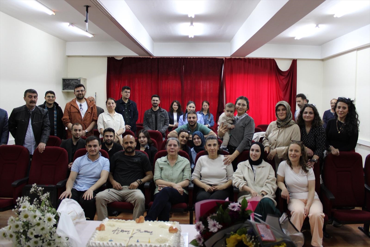 Kars'ta öğrenciler emekli olan öğretmenleri için sürpriz veda programı hazırladı