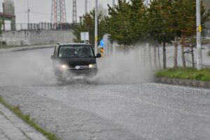 KARS (AA) – Kars'ın Sarıkamış ilçesinde etkili olan dolu, çevreyi