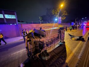 İSTANBUL (AA) – Kartal'da kaldırıma çarpan otomobildeki kadın hayatını kaybetti.