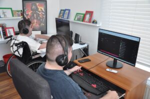 - Eskişehir'de yaşayan Alp ve Ege Uyguner, sadece parmaklarını kullanarak