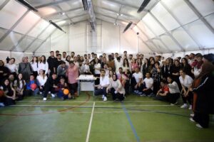 - Şenlikte Kastamonu Üniversitesi Spor Bilimleri Fakültesi öğrencileri, engellilerle dans