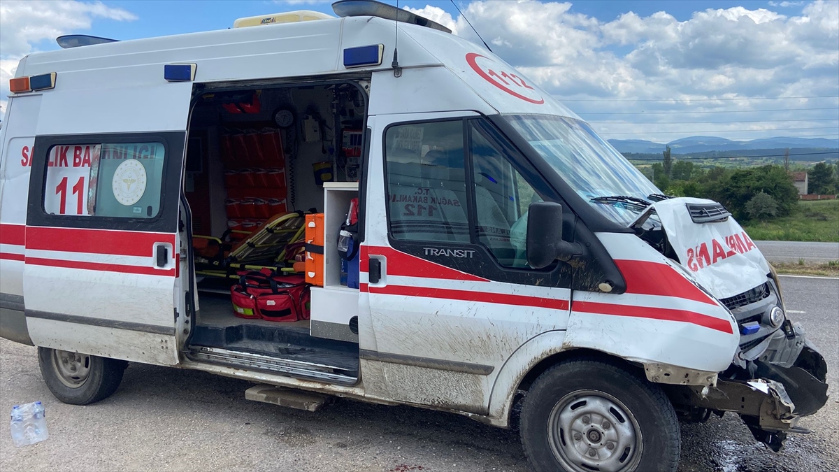 Kastamonu'da ambulansla cipin çarpıştığı kazada 4 kişi yaralandı