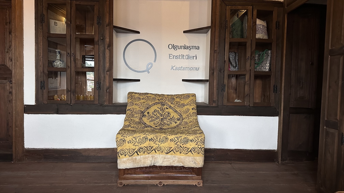 Kastamonu'da asırlık yorgan ile minder kılıfında ilk ve nadir görülen desenlere rastlandı