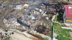 - Yangında 5 kişilik aile camdan dışarı çıkarak alevlerden kurtulurken,