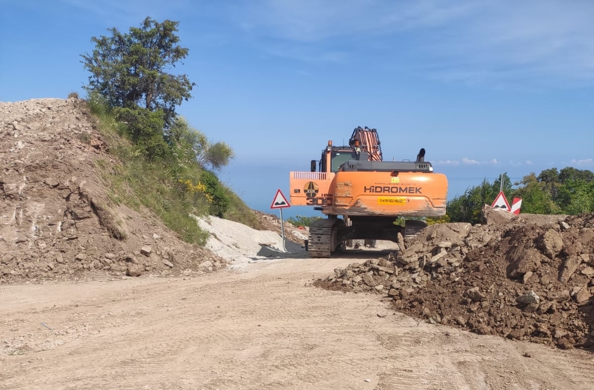 Kastamonu'da Cide-İnebolu kara yolu heyelan nedeniyle ulaşıma kapandı