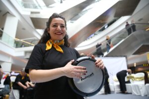 KASTAMONU (AA) – Kastamonu'da kadınlardan oluşan ritim grubu, bir alışveriş