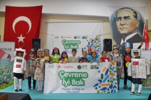 KASTAMONU (AA) – Kastamonu'da ilkokul öğrencileri, atık malzemelerden ürettikleri kıyafetleri