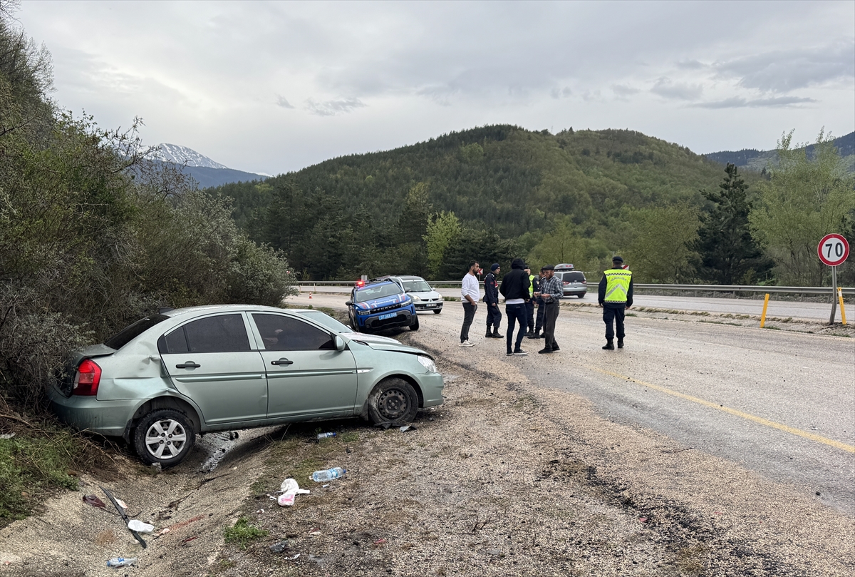 Kastamonu'da otomobilin arıza yapan araca çarptığı kazada 4 kişi yaralandı