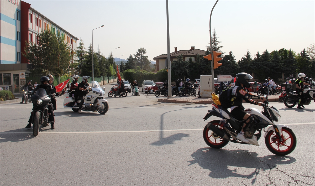 Kayseri'de motosiklet tutkunları 19 Mayıs'ı şehir turuyla kutladı