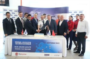 - Alanya-Gazipaşa Havalimanı'na iniş yapan uçaktaki 175 yolcu çiçekle karşılandı